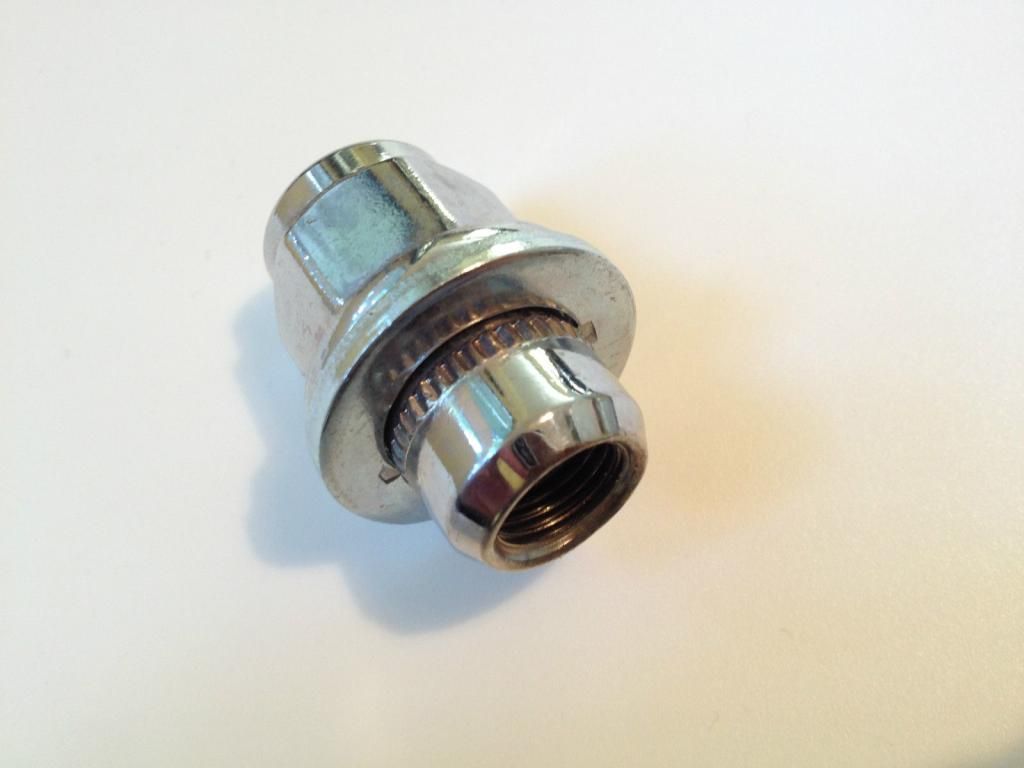 nissian%20lug%20nut_zpswjji88zi.jpg