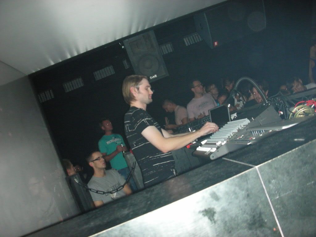 http://i168.photobucket.com/albums/u199/robercik_2007/M-nusnight004.jpg